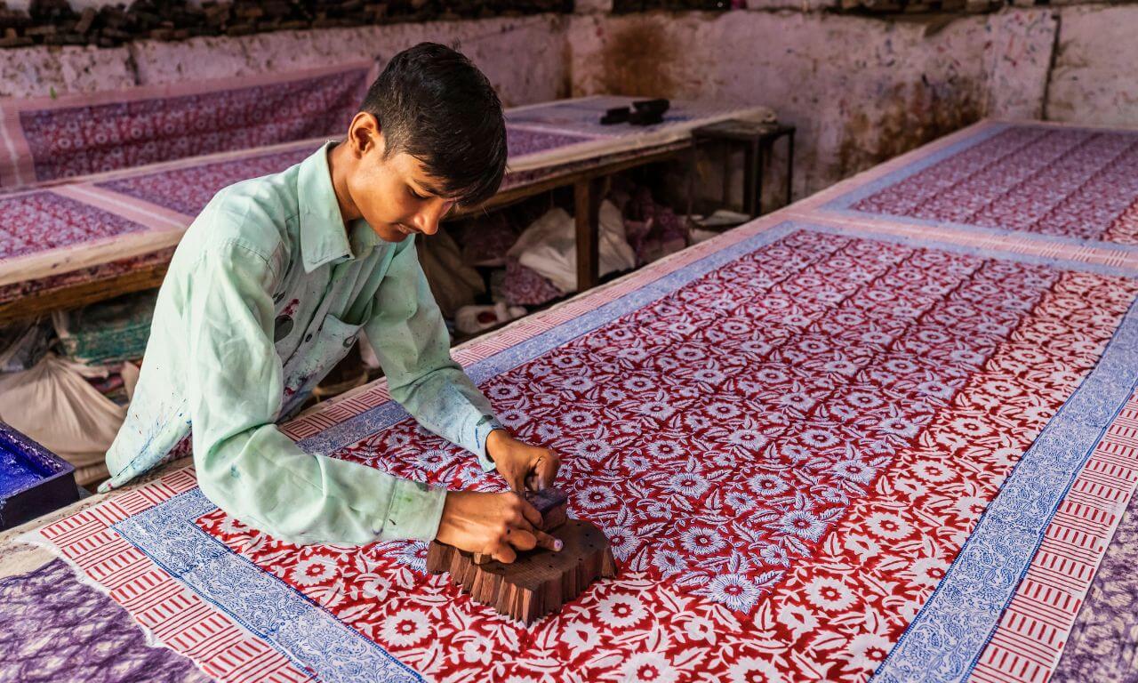 India_Jaipur_Fabbrica_stoffe_Essenza_di_un_sorriso