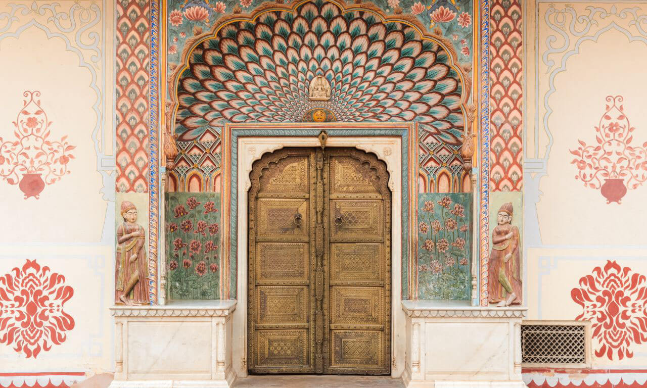India_Jaipur_Porta_dipinta_Sulla_scia_dei_Moghul