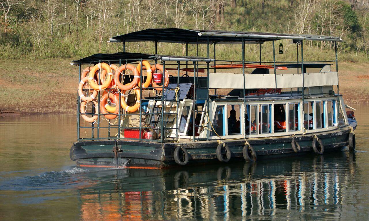 India_Periyar_Barca_lago_Melodia_balneare