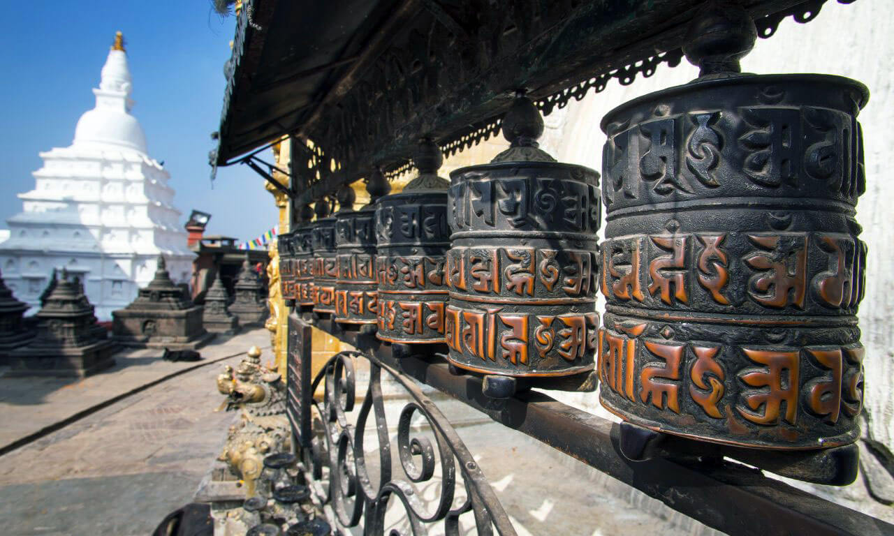 Nepal_Kathmandu_Tempio_Swayambhunath_Sole_e_la_mezza_luna