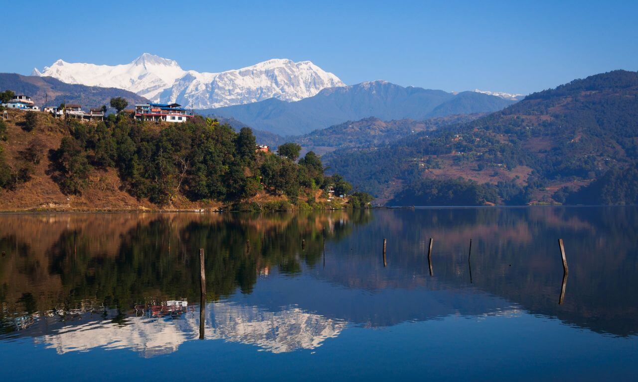 Nepal_Pokhara_Lago_Phewa_Sole_e_la_mezza_luna