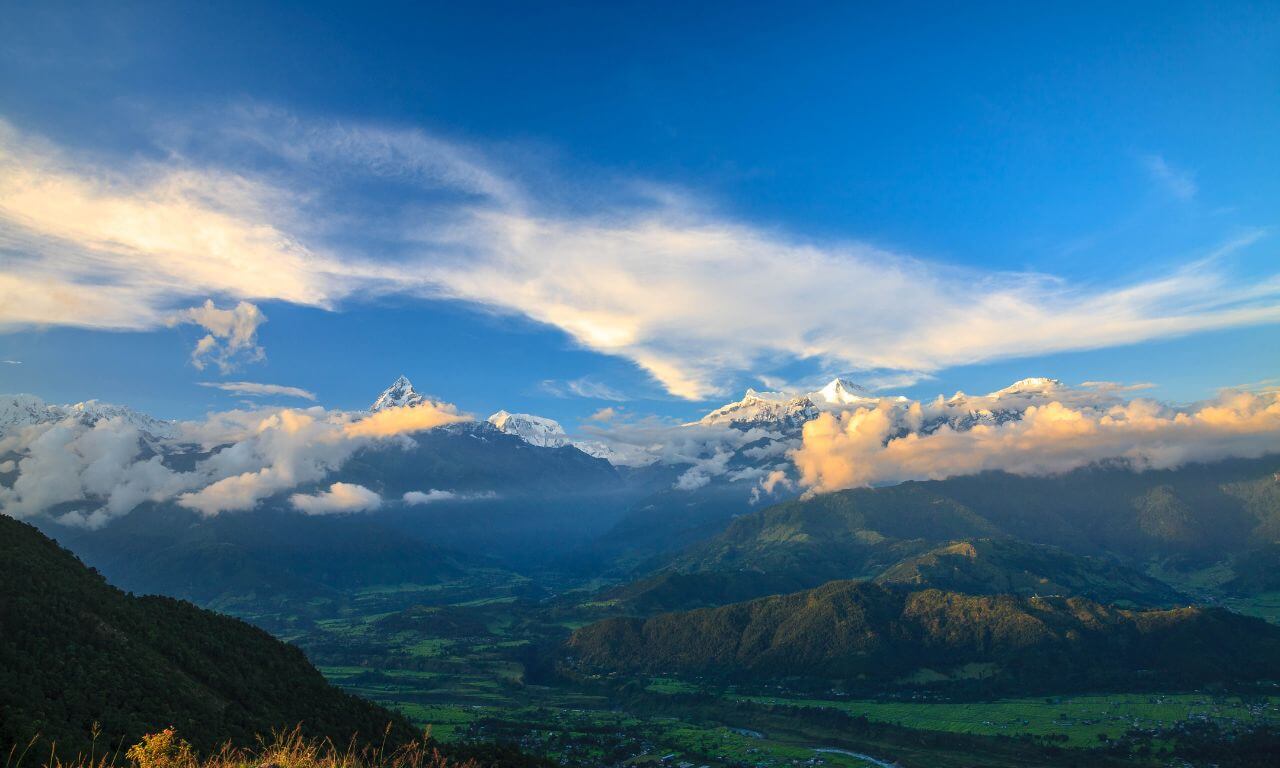Nepal_Pokhara_Montagne_Sole_e_la_mezza_luna