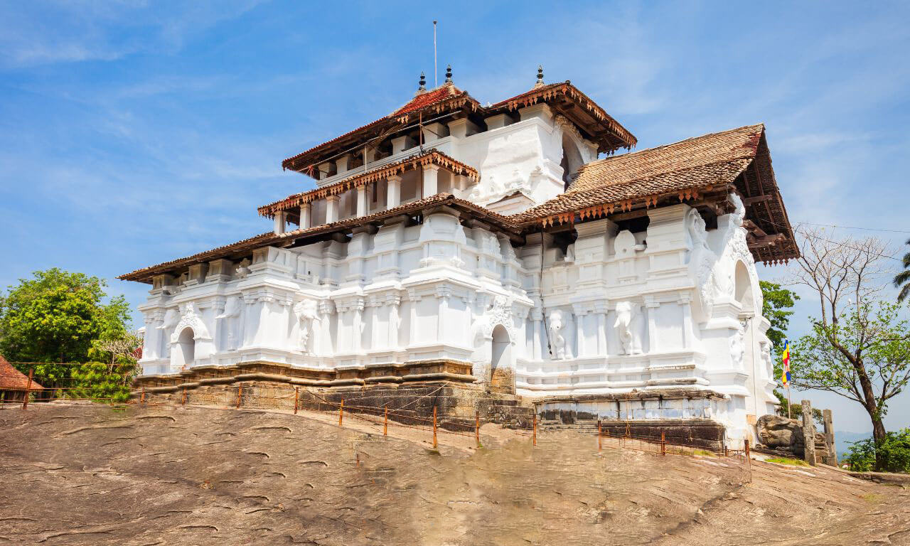 Sri_Lanka_Pilimatalawa_Tempio_Lankathilake_Antichi_sentieri