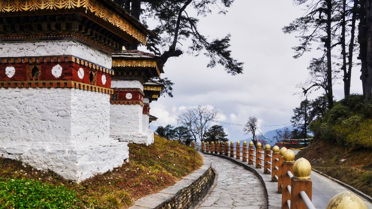 Bhutan_Dochula_Pass_Bandiere_al_vento_e_orizzonti_del_Bhutan_Carosello