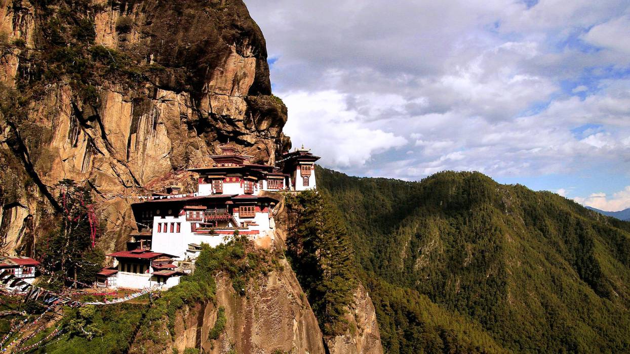 Bhutan_Monastero_Tiger_Nest_Bandiere_al_vento_e_orizzonti_del_Bhutan_Carosello