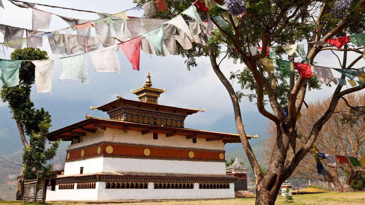 Bhutan_Tempio_Chimi_Lhakhang_Punakha_Bandiere_al_vento_e_orizzonti_del_Bhutan_Carosello