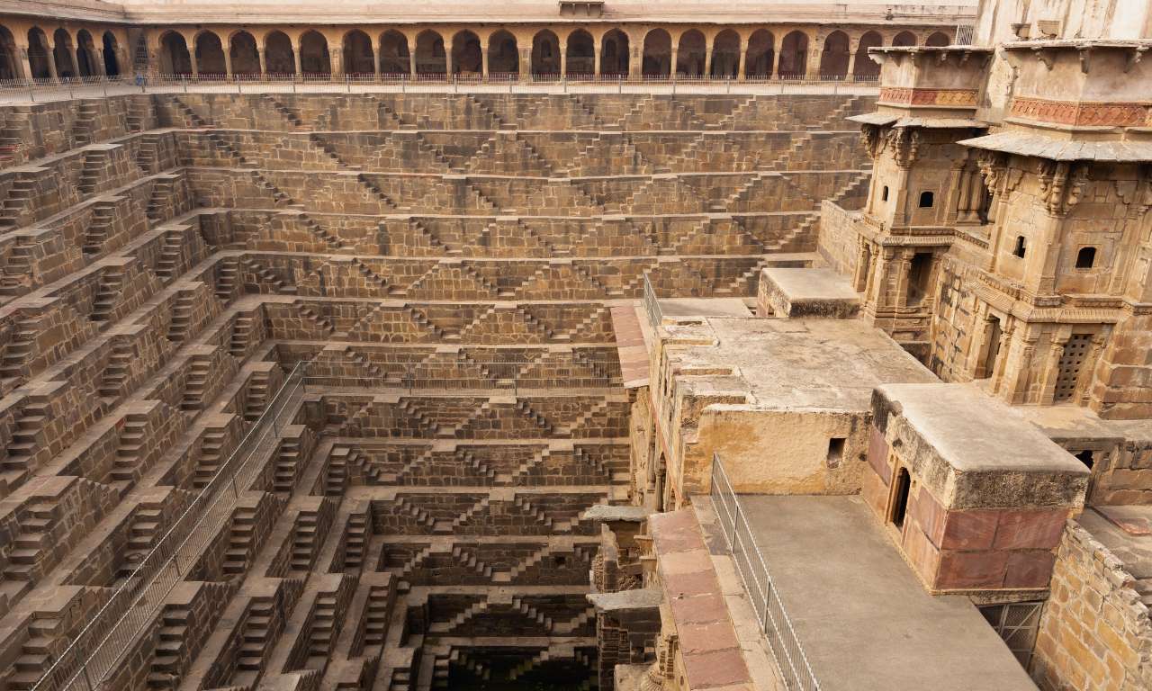 India_Atmosfere_senza_tempo_Abhaneri_Chand_Baori_Tour_in_evidenza_carosello