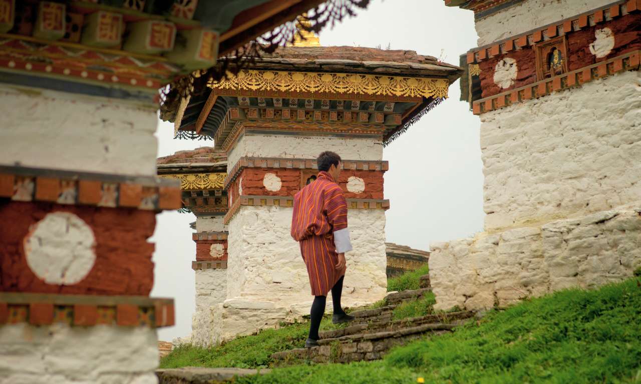 India_Sari_al_vento_e_orizzonti_del_Bhutan_Dochula_Pass_carosello