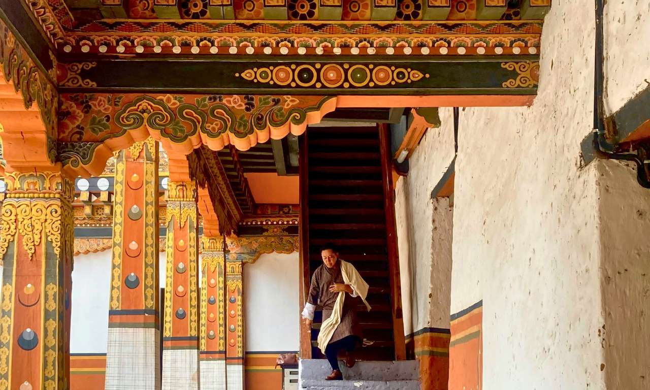 India_Sari_al_vento_e_orizzonti_del_Bhutan_Monaco_carosello