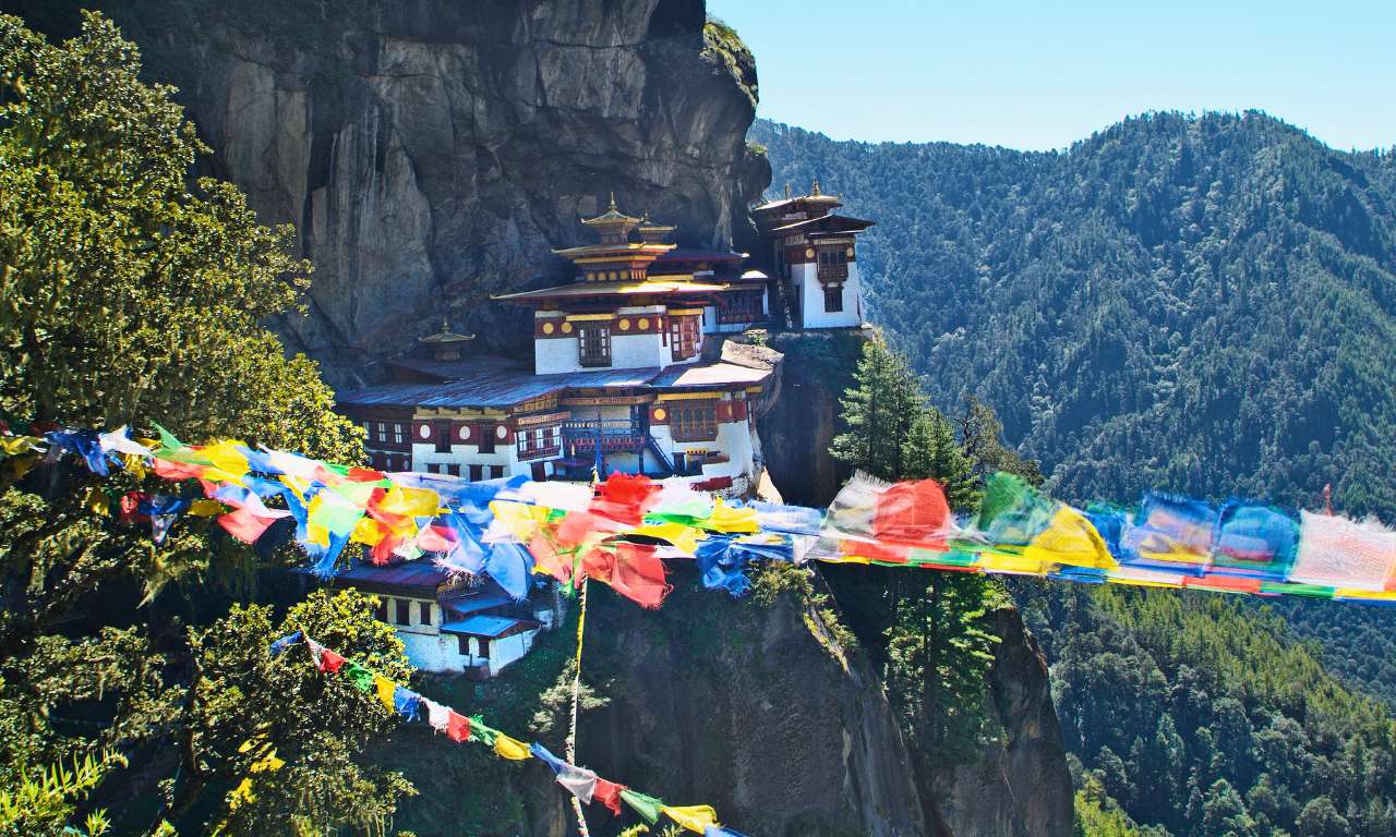 India_Sari_al_vento_e_orizzonti_del_Bhutan_Paro_Tempio_carosello