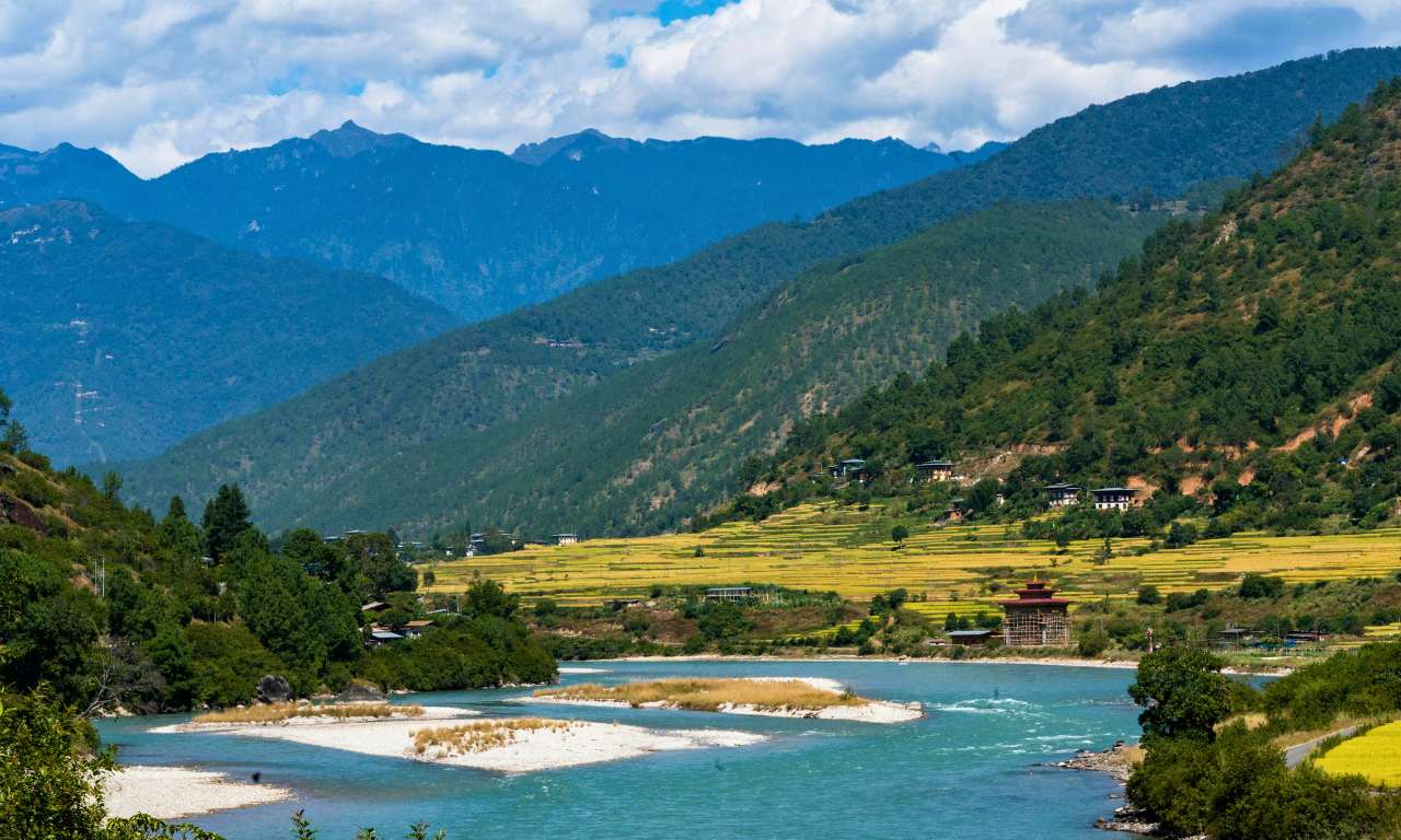 India_Sari_al_vento_e_orizzonti_del_Bhutan_Punakha_View_carosello