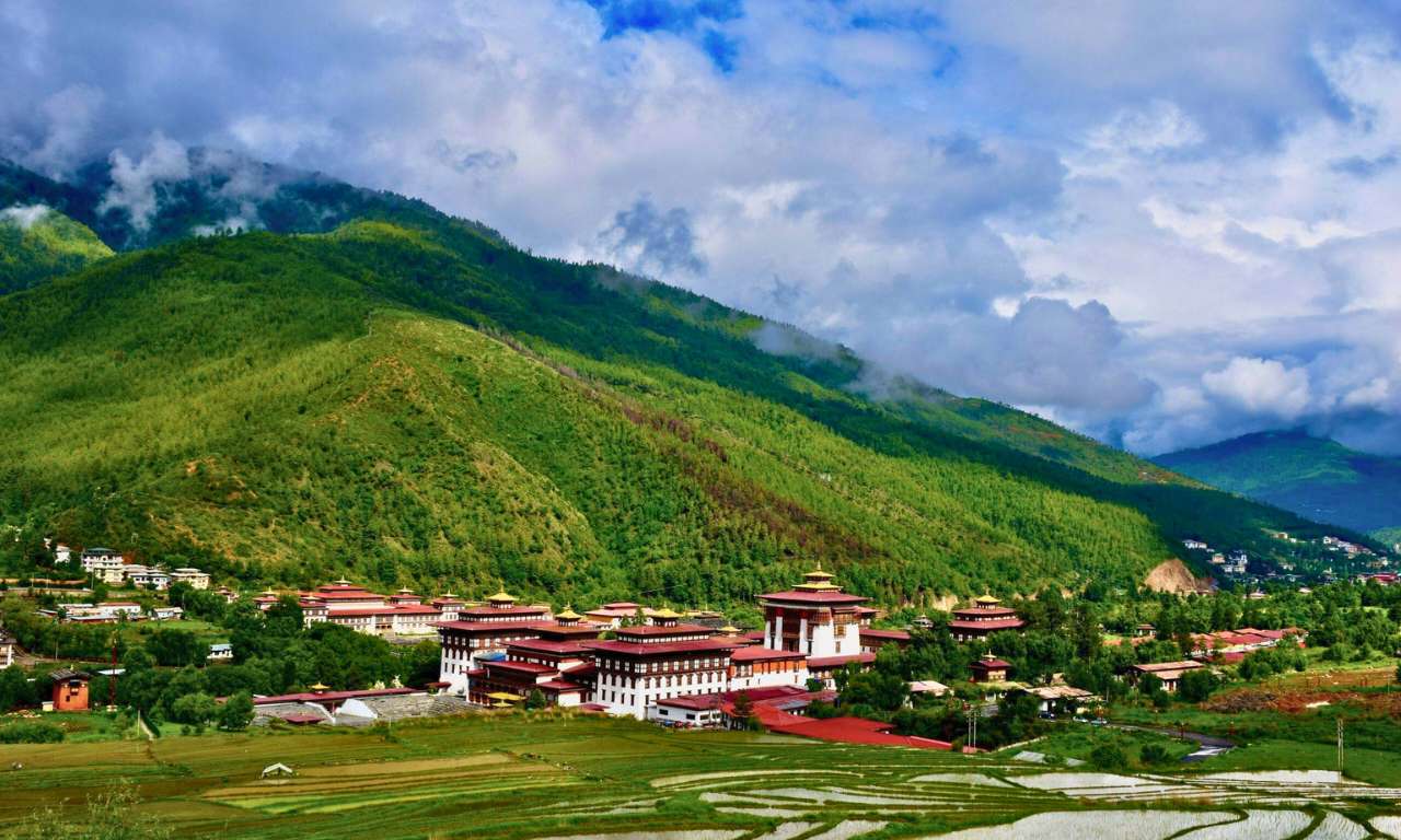 India_Sari_al_vento_e_orizzonti_del_Bhutan_Trimphu_vallata_carosello