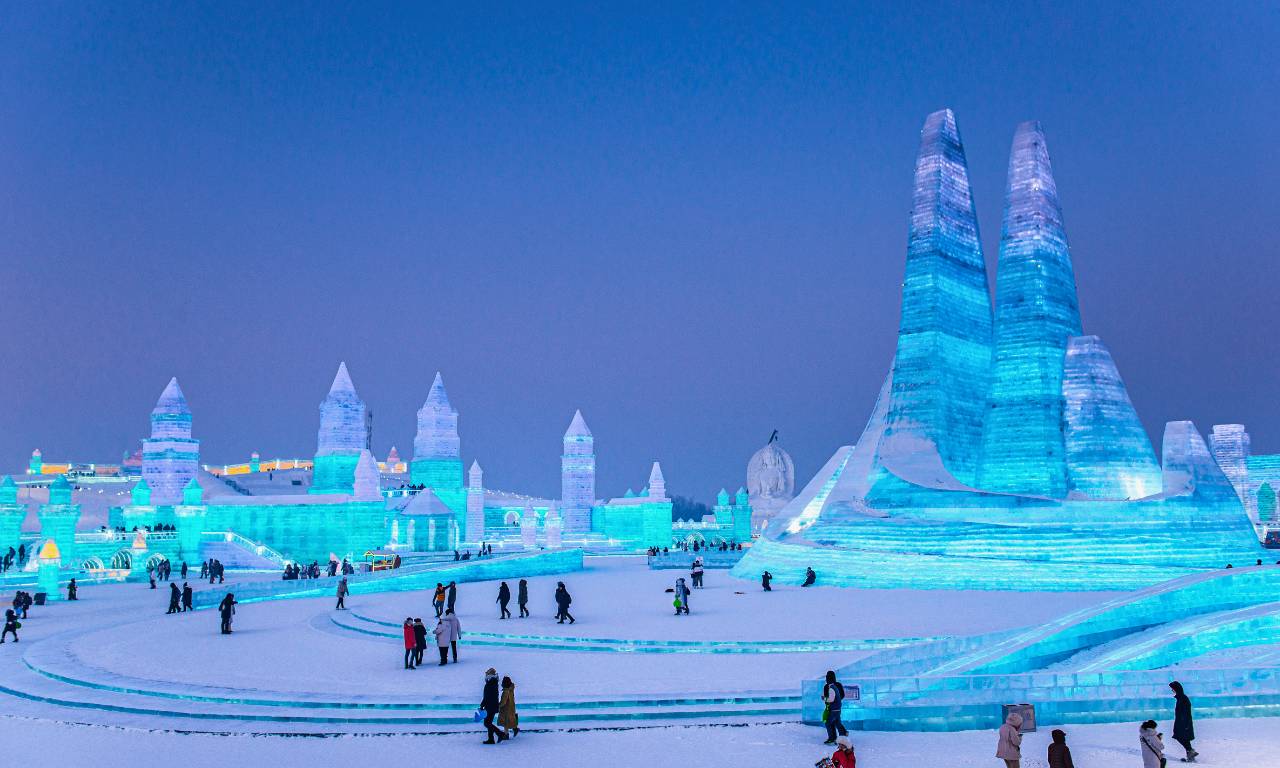 Cina_Scintille di ghiaccio_Harbin_Mondo_di_ghiaccio_e_neve_carosello