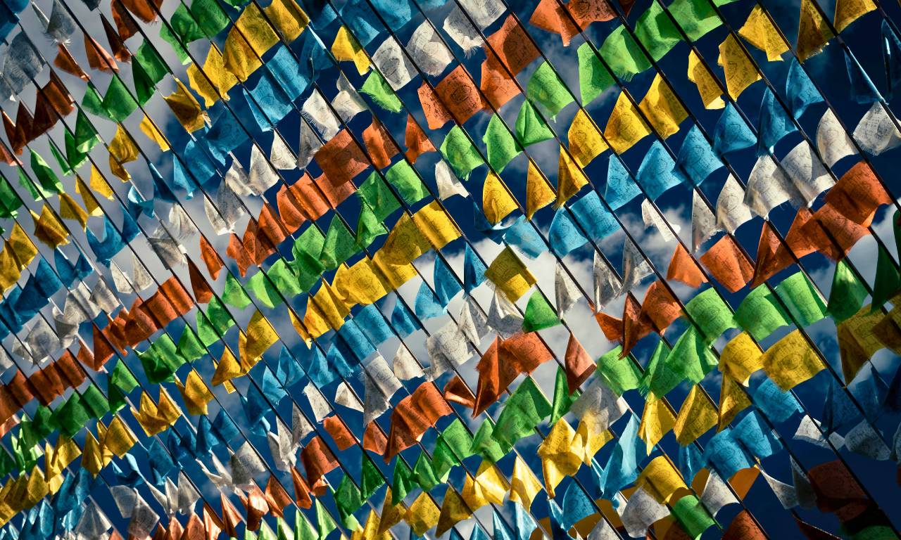 Nepal_Il_respiro_dell_Himalaya_Kathmandu_Bandiere_carosello