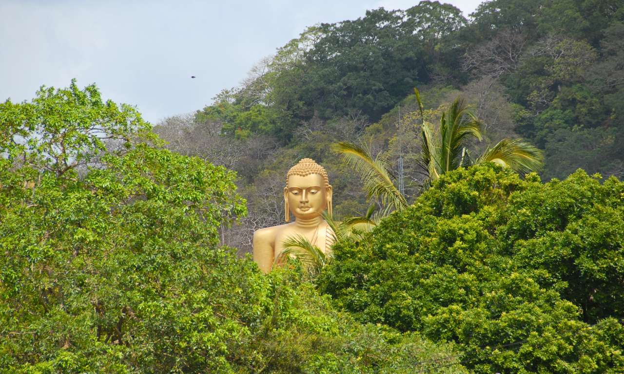 Sri Lanka_Strade_nel_verde_Dambulla_Temple_carosello