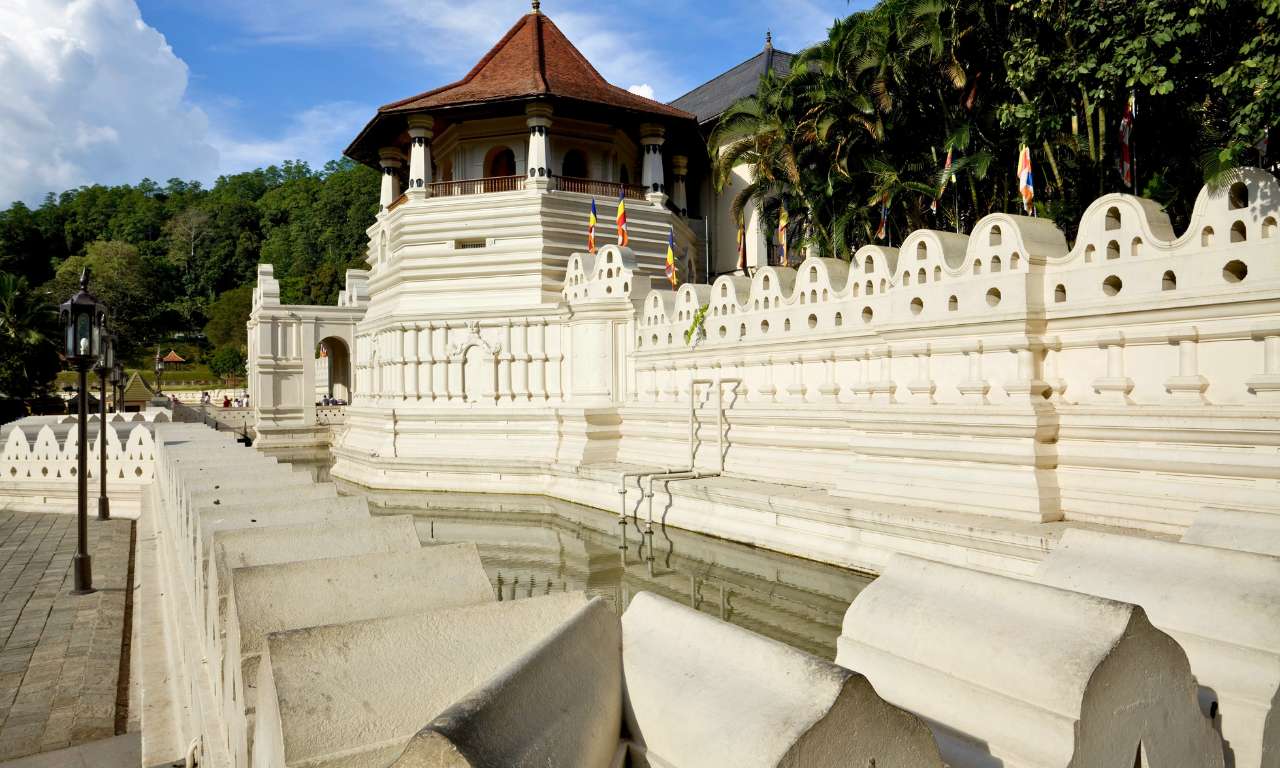 Sri Lanka_Strade_nel_verde_Kandy_Tempio_Buddha_carosello