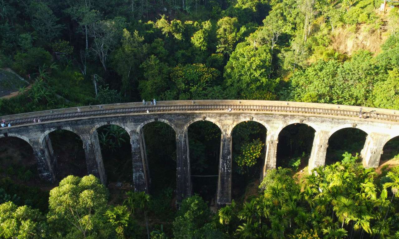 Sri Lanka_Strade_nel_verde_Ponte_Nove_Archi_carosello