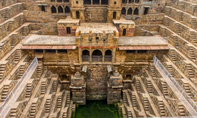 India_Il_profumo_dei_colori_Holi_Festival_2027_Abhaneri_Chand_Baori_carosello